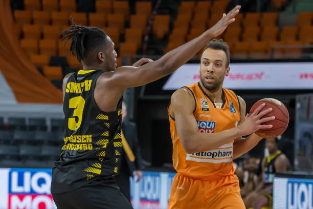 续保持在比 续保持在比